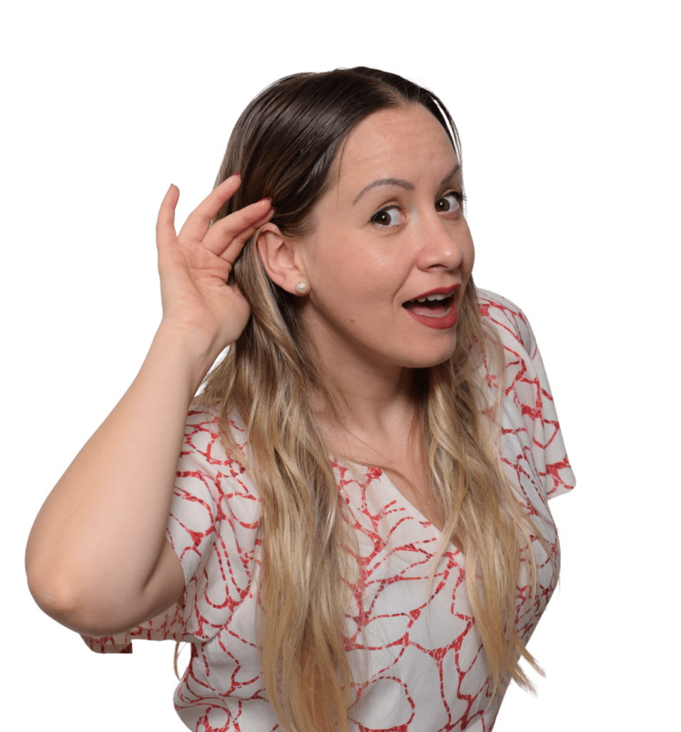 Jasmina tend l'oreille — elle a entendu qu'il restait du champagne