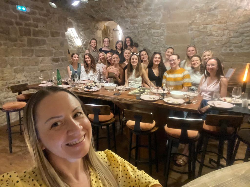 Photo de famille avec un groupe de dégustateurs