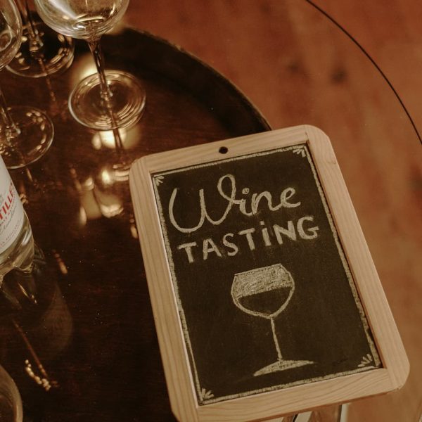 Ardoise représentant une ardoise "wine event" et de jolies verres sur une table noire